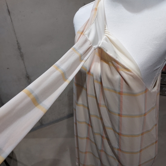 Womans flowing sleeveless top - Picture 8 of 11